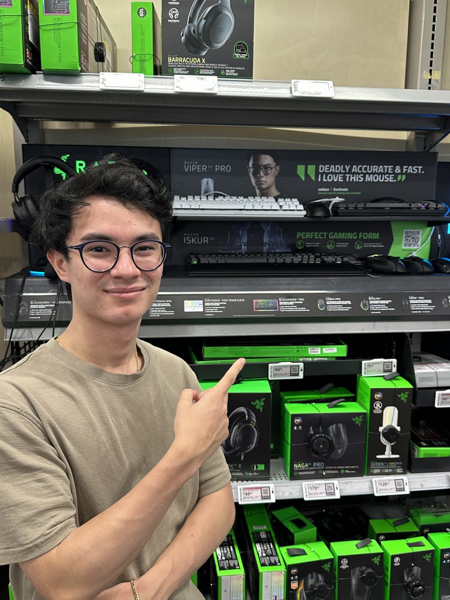 zekkenVAL's tweet image. Found this tall handsome #TeamRazerAthlete at Best Buy the other day #ForThePro