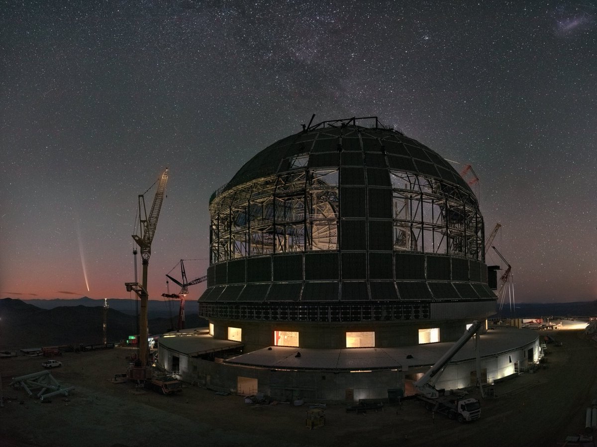4/ And one of the webcams we have at the ELT construction site captured this stunning view.

elt.eso.org/about/webcams/

What about you? Have you managed to see or photograph the comet? Let us know in the comments below!