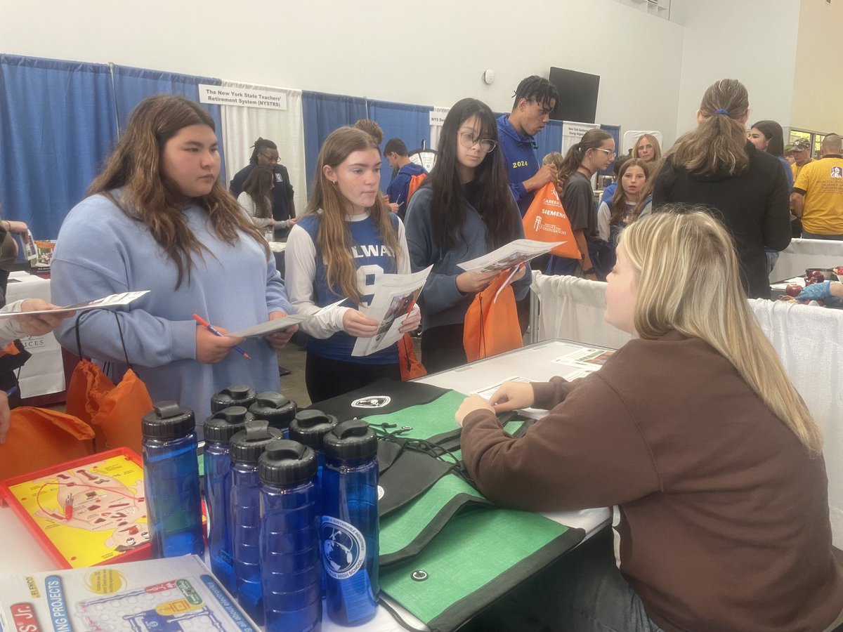 CleanTechECHS's tweet image. Current @SeniorECHS talk to students about the opportunities of @PTECHNETWORK @HudsonValleyCC #TECSMART @StillwaterCSD @BSPAHS @BSCSD #CareerJam