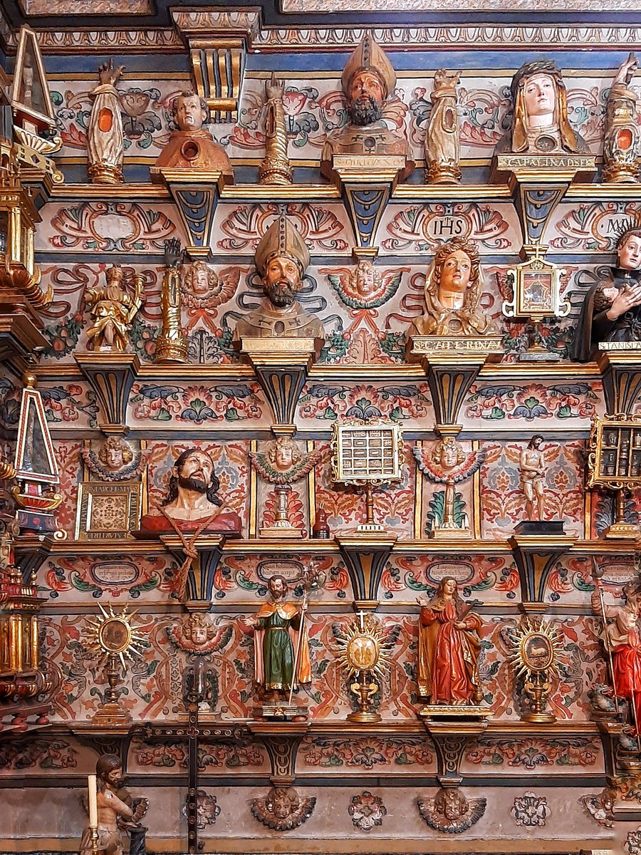 No es románico, lo sé; pero yo no puedo tener esta belleza en mi móvil y no compartirlo con mi gente: es la capilla relicario de la iglesia de San Miguel y San Julián de Valladolid, otra de las cosas que me llevo grabadas a fuego de estos tres días en esta maravillosa ciudad