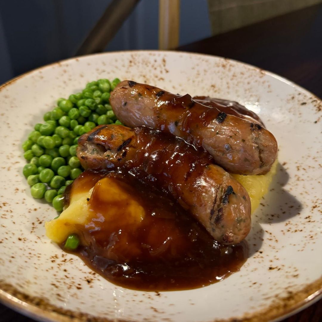 PiedInn's tweet image. Our Autumn menu dinners - sausage and mash with caramelised onion gravy and garden peas.

 #AutumnMenu #SausageAndMash #CaramelisedOnionGravy #GardenPeas #ComfortFood #FoodieFaves #DeliciousDinners #FallFlavors #SeasonalEats #Chester #ChesterPub #ResturantInChester