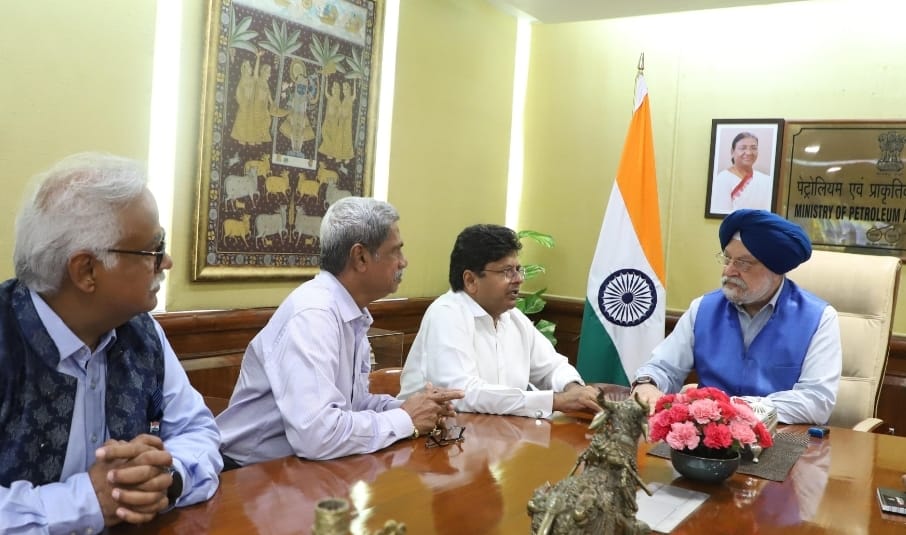 Met Hon'ble Petroleum Minister Shri Hardeep Puri ji and Secretary Petroleum today. All the long pending issues related to ammended MDG 2017 are now resolved paving way for betterment of trade and dealer welfare.
Truly Greatful!
