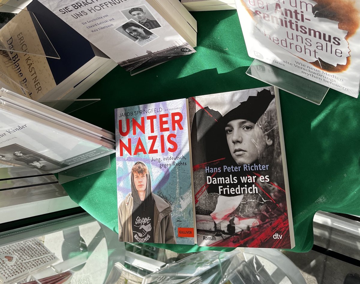 Das gute, aufrüttelnde Buch 📕 von <a href="/jakobspringfeld/">Jakob Springfeld</a> &amp; <a href="/IssioEhrich/">Issio Ehrich</a> „Unter Nazis“ in der Buchhandlung in #Düsseldorf entdecken und feststellen: Das gibt‘s jetzt als günstiges Taschenbuch bei @Beltz_Verlag: 💯! <a href="/heuss_stiftung/">Theodor Heuss Stiftung</a>