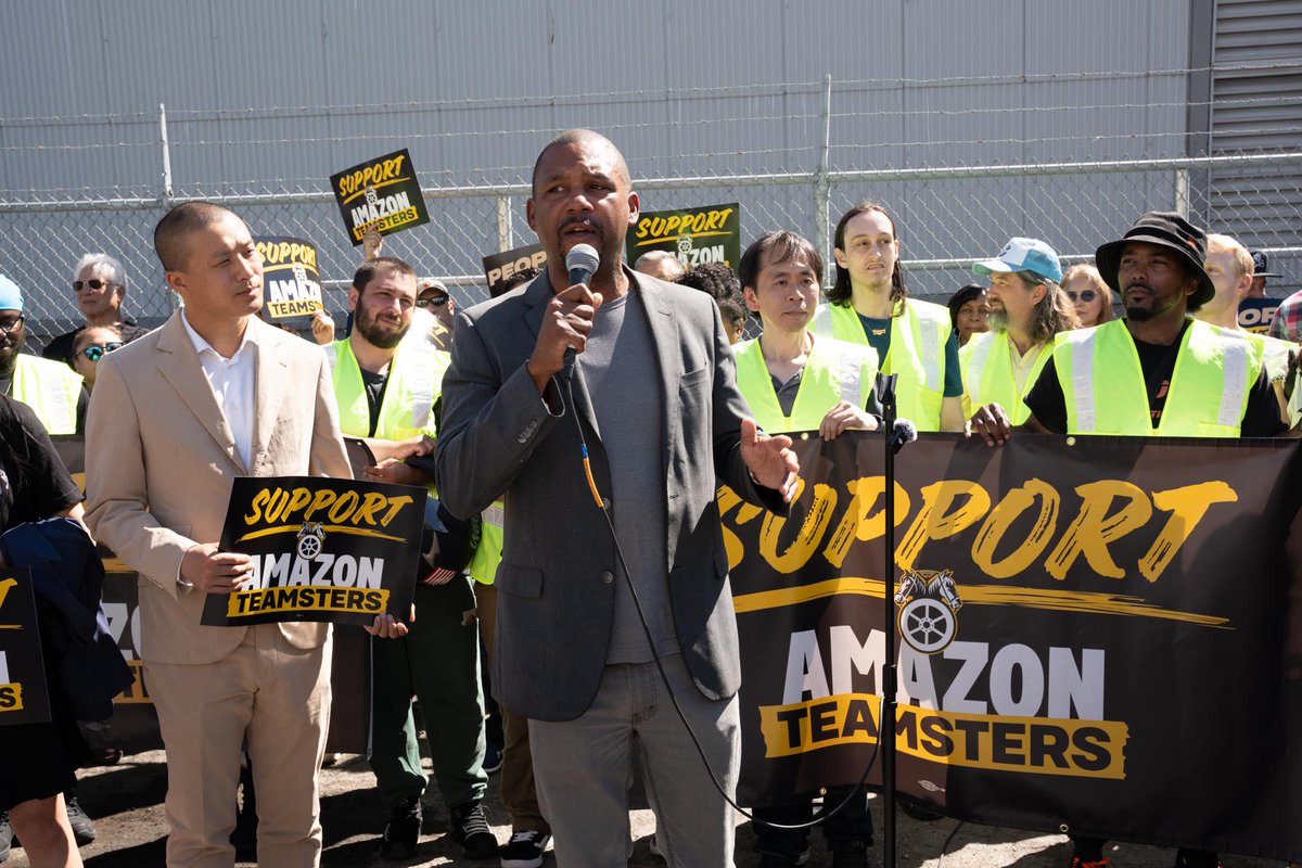 amazonteamsters's tweet photo. Our worker-led movement is growing ✊💪

Yesterday, Amazon DCK6 workers were joined by San Francisco Mayor @LondonBreed and Supervisor @shamannwalton to demand a union contract.

Click the link to join us! https://t.co/5WVxKQ94iW https://t.co/0i04Fx9ZPV