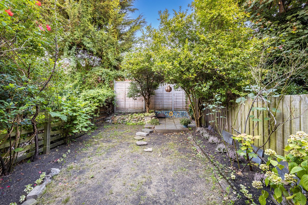 ✨LET AGREED: Stunning 1-bed garden flat in vibrant #BrixtonHill🌳Bright living room, modern kitchen, peaceful bedroom. Shared garden + landlord-provided cleaning—perfect for busy professionals! Close to #BrockwellPark #TootingBecCommon #BrixtonStation🚇 tinyurl.com/bds7vf4v