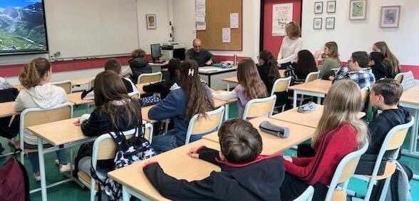 ClgPreDesRoures's tweet photo. ⚖️Journée du Droit: maître Gonzales, avocat, intervient en classe de 5e sur les discriminations et la justice des mineurs.
@NatachaChicot @LaurentLeMerci4 https://t.co/n9pN1MYUDe