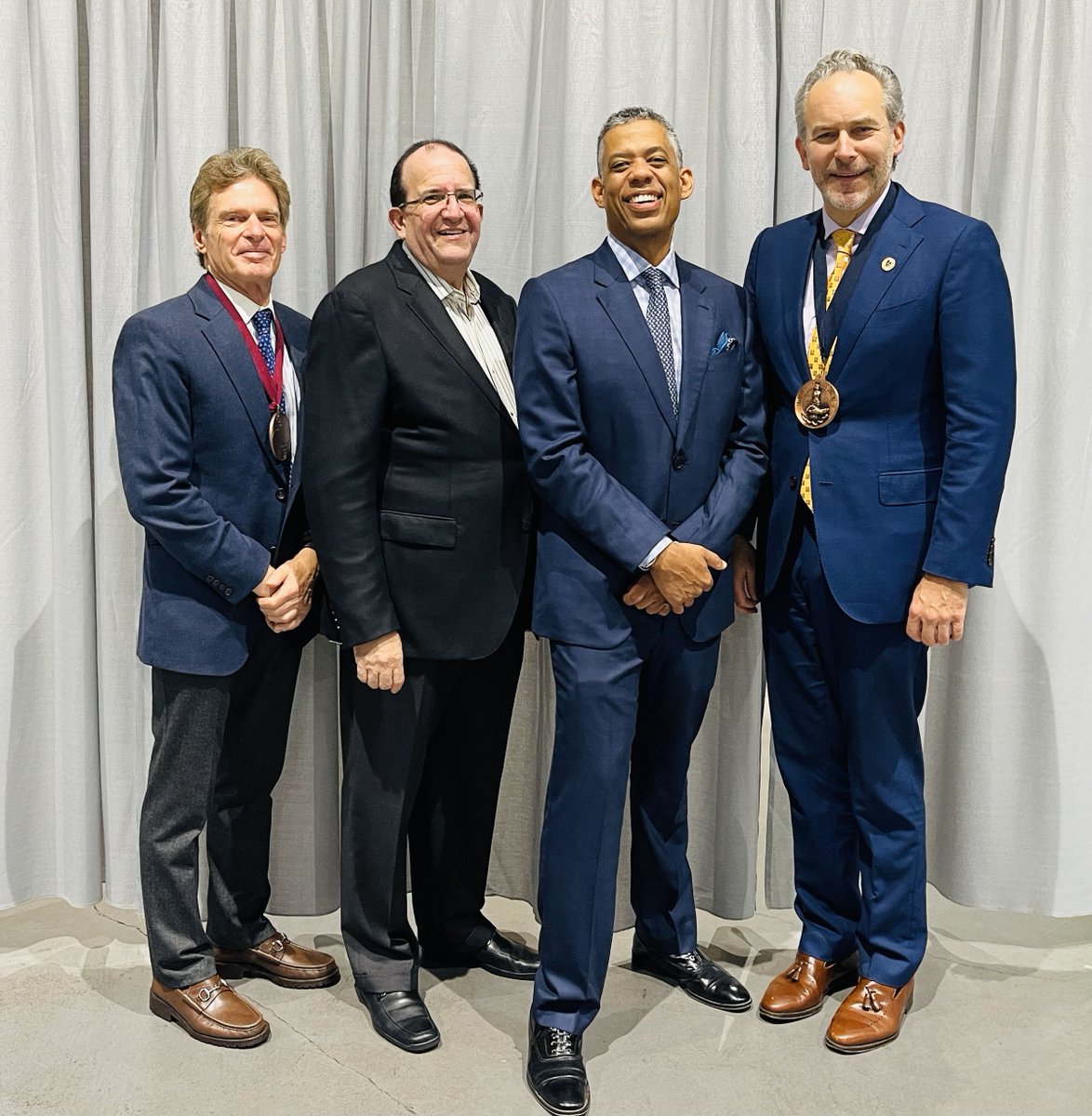 DrAlanMatarasso's tweet image. Passing of the gavel at closing ceremonies PSTM.
#plasticsurgeonmatarasso #pstm2024