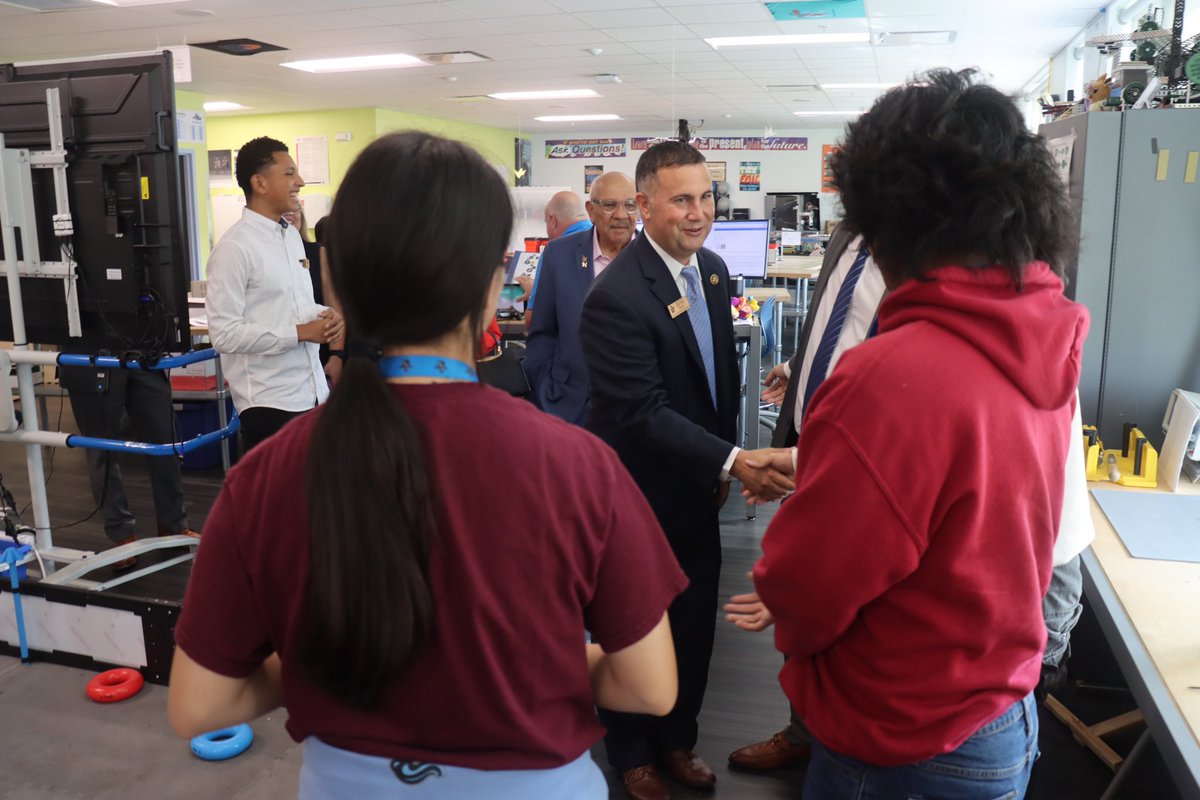 RepDarrenSoto's tweet photo. We remain dedicated to supporting public education &amp; ensuring that students in Central Florida have access to the tools &amp; resources they need.

We are creating pathways that prepare our youth for the future &amp; build strong career opportunities right here in our community. https://t.co/osfcXfzNlp