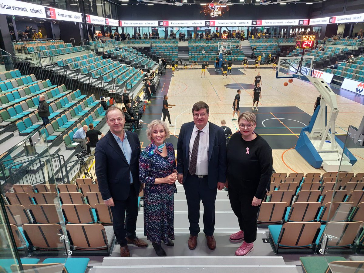 AgcoPowerArenan avasivat lyhyillä puheilla <a href="/LaitinenArja/">Arja Laitinen 🇺🇦</a>, ministeri <a href="/artosatonen/">Arto Satonen</a> ja Marko Pirhonen. Mestaruusviiri kattoon ja peli käyntiin. Lauantaina pelivuorossa <a href="/nokiankrp/">Nokian KrP</a>, <a href="/Nokiankaupunki/">Nokian kaupunki</a> <a href="/AGCOcorp/">AGCO</a> <a href="/BCNokia/">BC NOKIA</a>