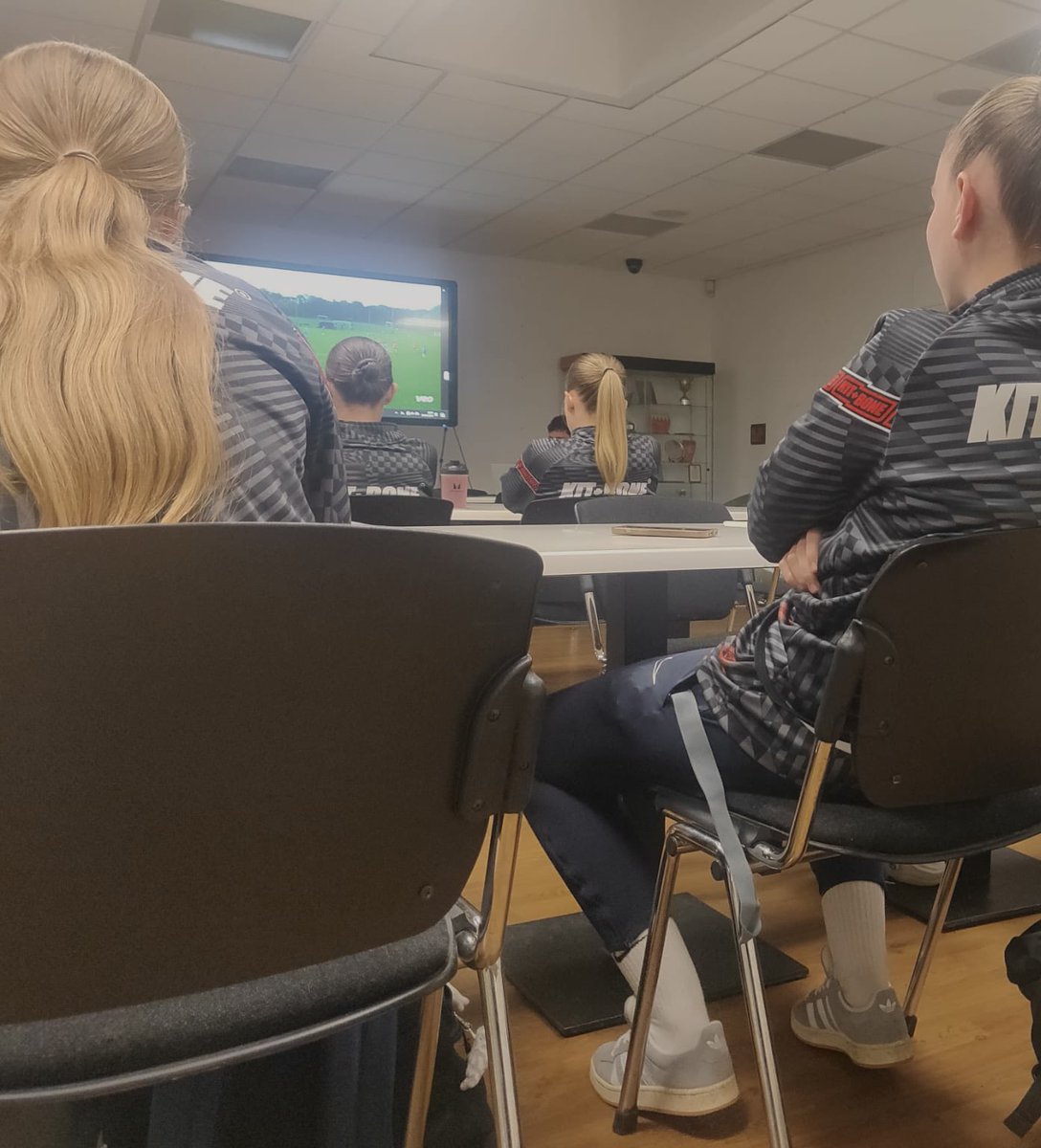 SotonWomensFC's tweet photo. 📚📹

The players were in the classroom last night for their weekly match analysis session.

#SotonWFC | #Sirens 🧜‍♀️ https://t.co/MJZhp0Lgwl