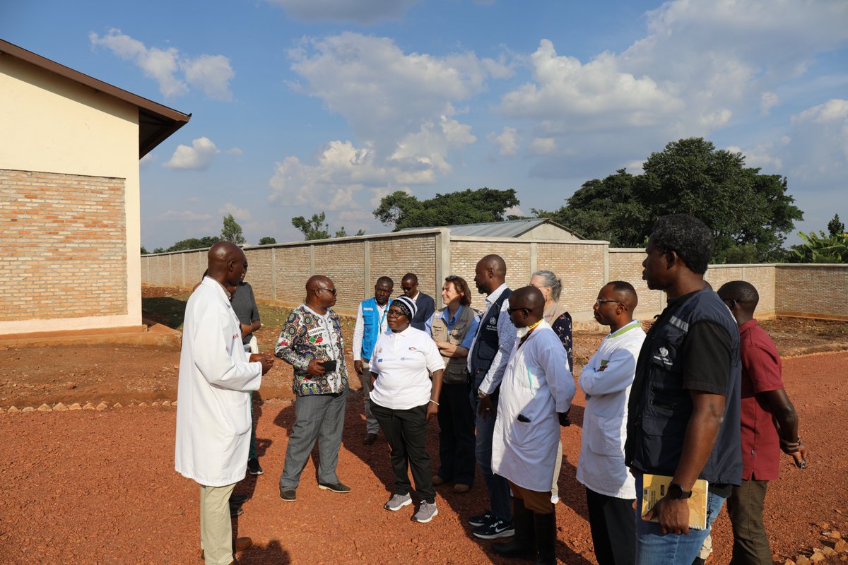 Visite, le 3/10, d'une délégation conduite par la Ministre @mspls_bi composée des partenaires OMS, USAID <a href="/US_Emb_Burundi/">U.S. Embassy Burundi</a>, Africa CDC, <a href="/IOMBurundi/">IOM Burundi 🇺🇳</a>, HCR au poste de contrôle sanitaire de Kobero  pour en évaluer les capacités ainsi que celles des structures de prise en charge.