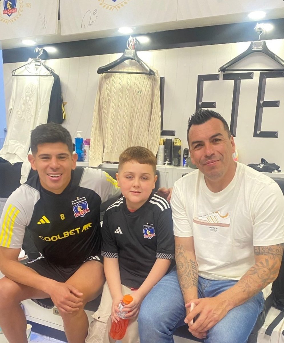 juuuliaaaaan's tweet photo. ¿Se acuerdan de Joaquín? Niño que se hizo viral por emocionarse al hablar de Colo-Colo. 

Ayer estuvo en el camarín de Colo-Colo y compartió con los jugadores. https://t.co/QlWIkBV5lO