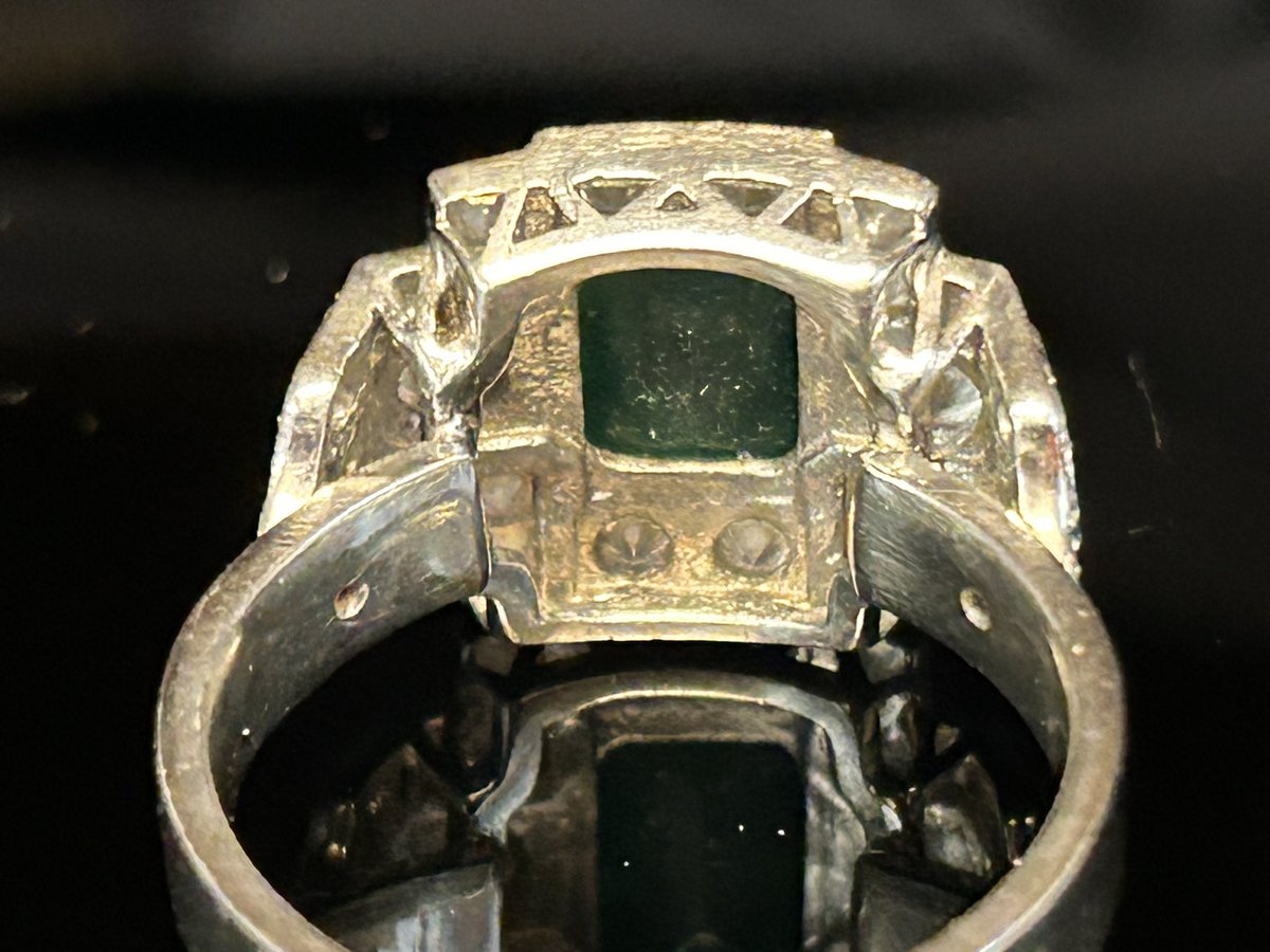 This beautiful platinum, Diamond &amp; Emerald ring is already one of the featured lots for the next Antiques &amp; Collectables auction on the 9th December. 3ct Colombian Emerald surrounded by 1.25ct of diamonds. Weighing 20g.

Mondays auction link below 

the-saleroom.com/en-gb/auction-…