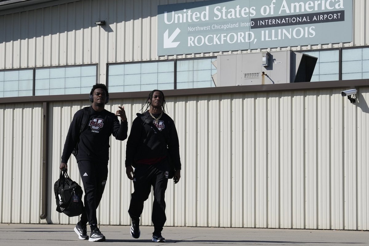 UMassFootball's tweet photo. 🛬 Illinois 

#Flagship 🚩 https://t.co/Gjcqe6JYoJ