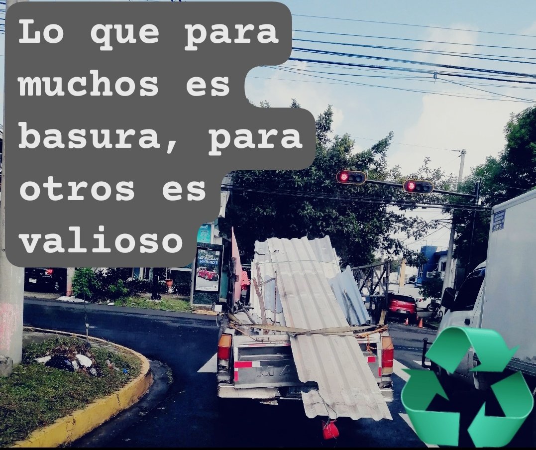 Este recolector de chatarra llevaba láminas de segunda mano, para venderlas o ocuparlas, la habrá recuperado entre los desechos de alguna construcción. Dándole una nueva utilidad y sacando provecho de la acción de ♻️. Incluso lleva una antena de cable obsoleta q le podría servir.