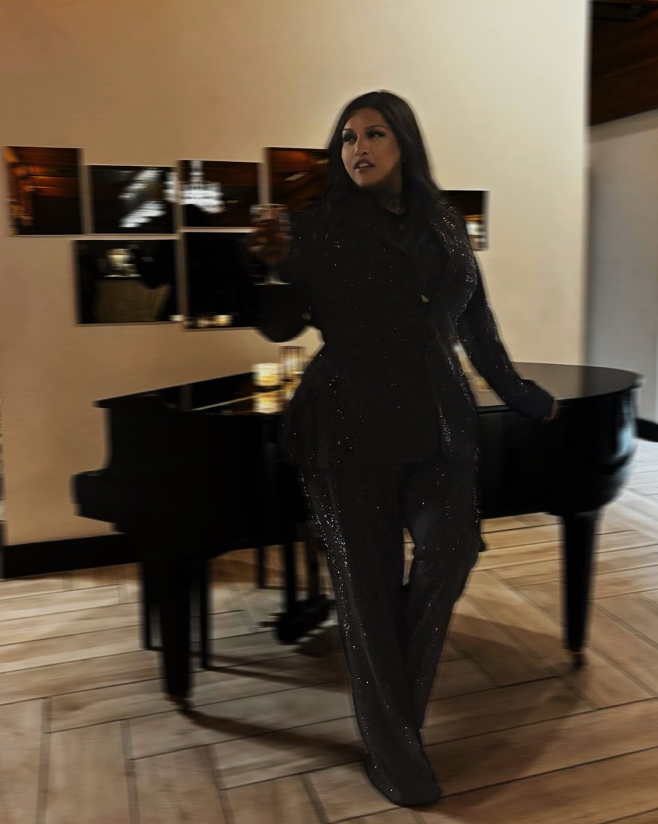 Makeitreign666's tweet photo. Sometime you have to cover up and serve work appropriate glamour ❤️ https://t.co/RZBnOPj0pM