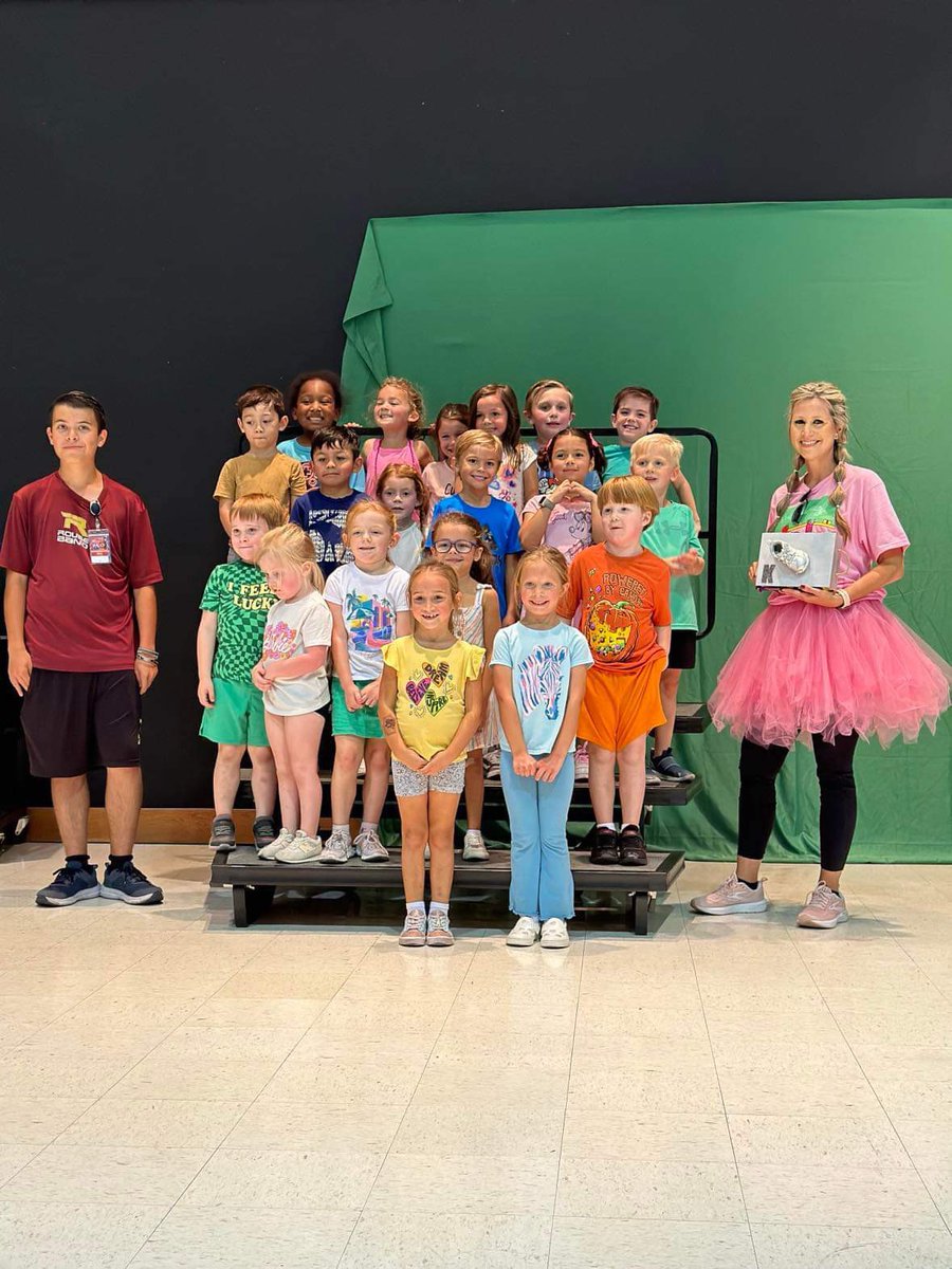 MayfieldClass's tweet photo. What an amazing day for our class!  I’m so proud of my Silver Shoe winners! We are a rainbow of possibilities ♥️
#get2PHE
@PHEHuskies https://t.co/fk5Ll6k4NZ