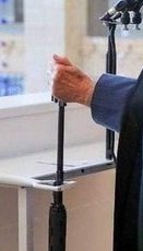 young_sheldon1's tweet image. یک عراقی، تکیه زده بر تفنگ روسی، در حال سخنرانی به زبان عربی، برای مخاطبان افغانی در ایران اشغالی.
#مظلوم_وطنم
