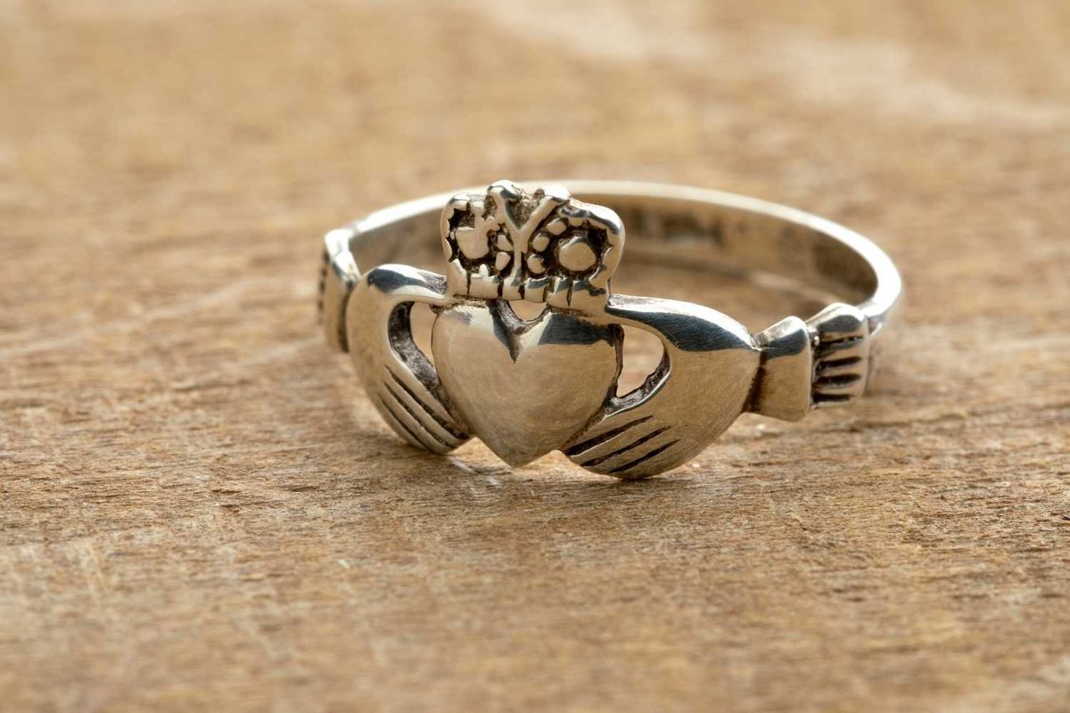 Target_travel1's tweet photo. ¿Sabías que......
Este anillo tradicional irlandés, con un corazón (amor), una corona (lealtad) y manos (amistad), es un símbolo de compromiso. Según cómo se lleve el anillo, indica si la persona está soltera o comprometida.
#irlanda #curiosidad #anillo #travel https://t.co/qsQPIZQp9w