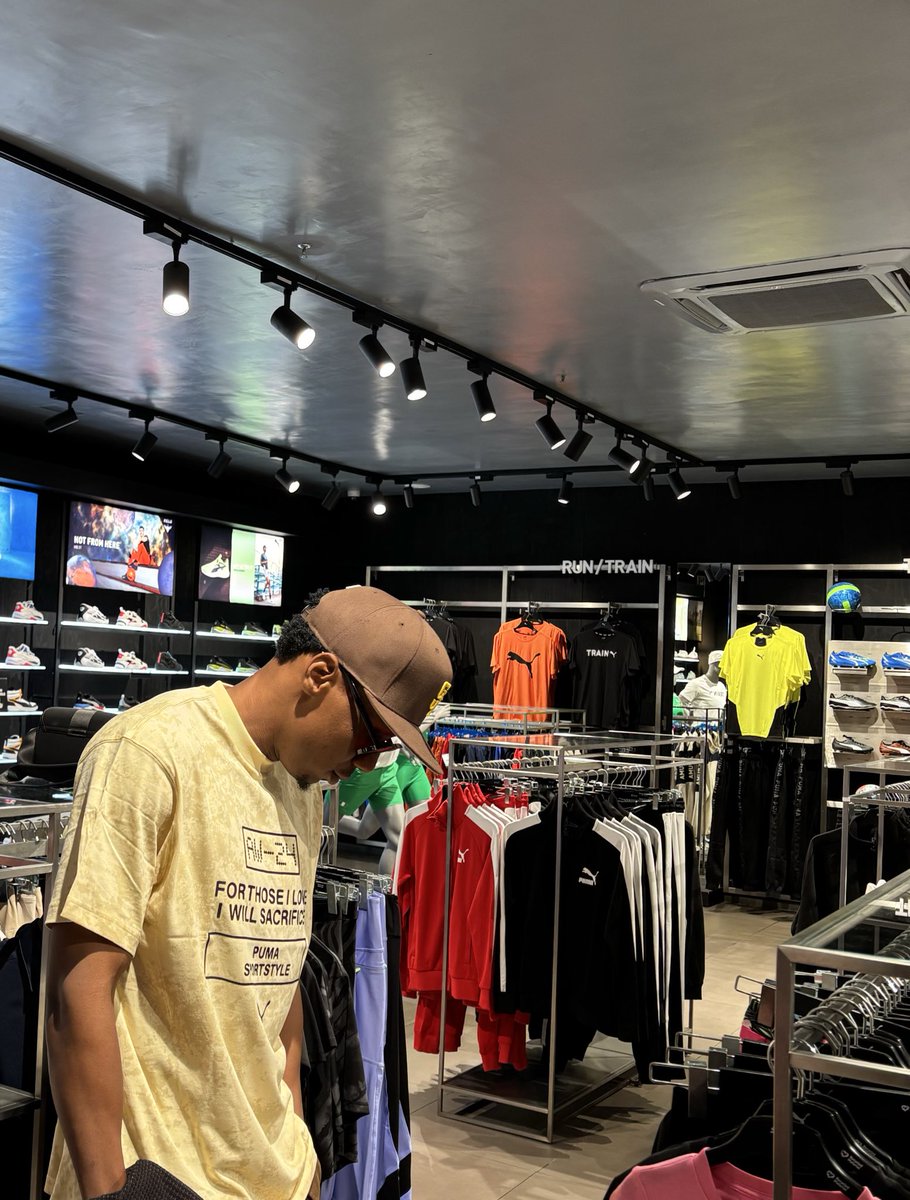 effizzzyy's tweet image. the girl wey love me still dey cry but she wan lodge me tomorrow.