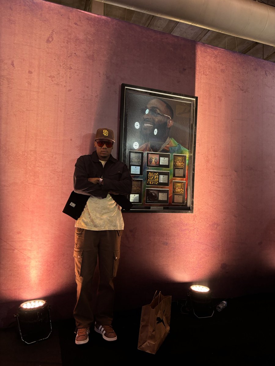 effizzzyy's tweet image. the girl wey love me still dey cry but she wan lodge me tomorrow.