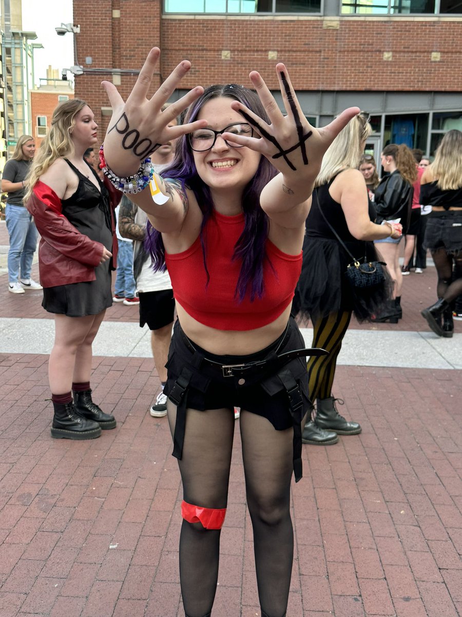 MOYYDEATH's tweet image. GUYS I DIDNT LET THE BIT DIE I REALLY WAS GOING TO BUT THE POOP HAND FANS NEED ME….also jotchua palms for today… #POOPGATE