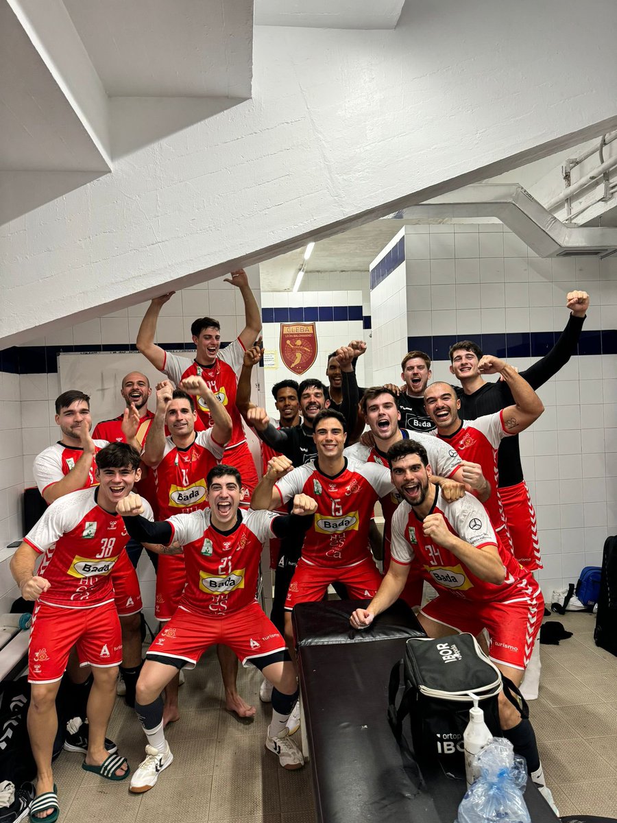 Por poner en contexto:

Estos señores llevan 2 meses entrenando en un pabellón de colegio en condiciones en las que no deberían entrenar jugadores profesionales. 
(1/5)