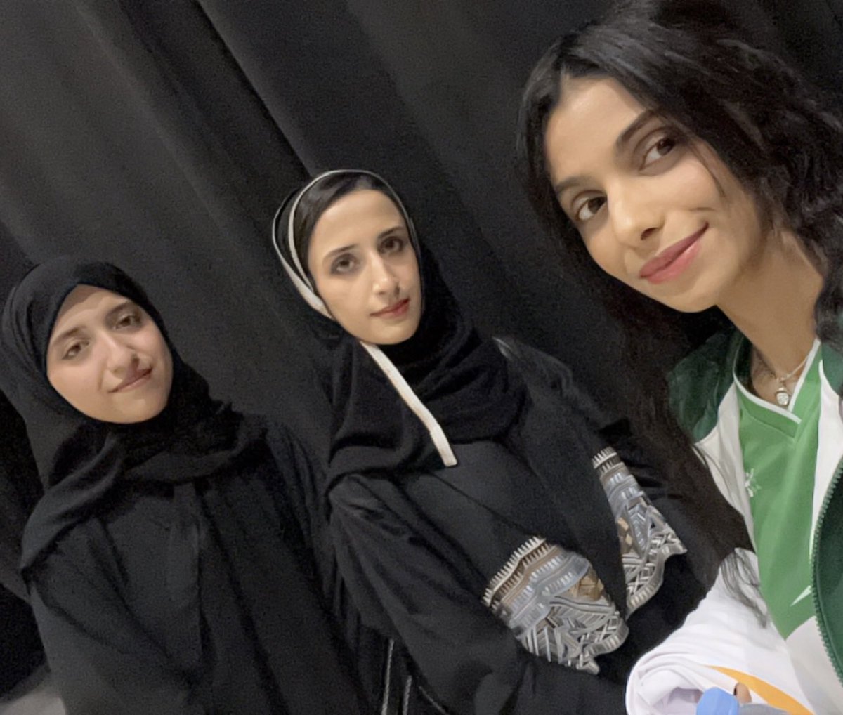 سعدت بتمثيل اتحاد <a href="/Saudi_Esports/">الاتحاد السعودي للرياضات الإلكترونية</a> في مسيرة الألعاب السعودية<a href="/TheSaudiGames/">دورة الألعاب السعودية</a> والتي خلالها تم حمل شعلة الرياضات الإلكترونية من قبل الاعبه المبدعه نجد فهد<a href="/Najjd02/">Najd Fahad</a> 🔥وشاركني المسيره من لاعبين tekken اللاعب المحترف عقيل <a href="/mka988/">Falcons| AQEEL</a> ومن رياضات مختلفة يارا <a href="/Yara_alkhaldi/">Yara Alkhaldi</a>
اليان @Lunar692926 🤍.