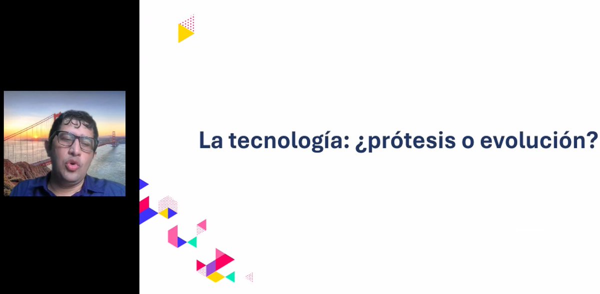 " A veces le damos personalidad a la tecnología como si fuese alguien, la tecnología es algo para que las personas consigan sus propósitos" Mtr. Flores en la conferencia: La discusión pendiente: desarrollo humano y desarrollo tecnológico en la formación de ciudadanos del futuro.