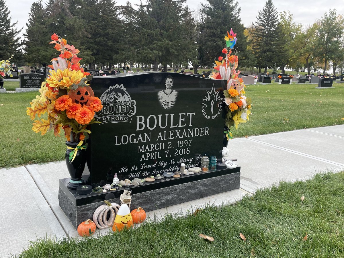 I am often asked if we still decorate for Logan for holidays!  Of course we do!  I know it's early ... but Happy Halloween 🎃 
#GreenShirtDay #HumboldtStrong ⁦<a href="/HumboldtBroncos/">Humboldt Broncos</a>⁩ 🙂💚💛🎃🍁🌻🥸