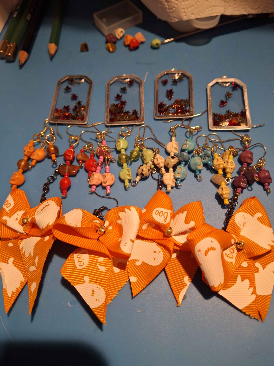 My fall and Halloween pieces are live! This year they're all unique and already made rather than made to order which means when they're gone, they're gone. #handmadegift #handmadejewelry #smallbusinessowner #disabledartist

likeglitterandgold.etsy.com