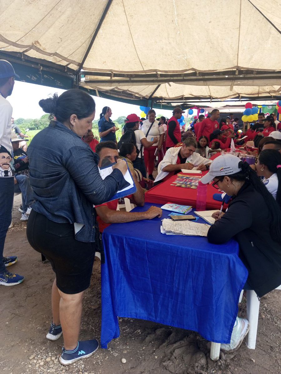 mrobinsonapure's tweet photo. #EnFotos || El Equipo Robinsoniano presente en el Plan de Amor en Acción en la Parroquia San Rafael de Atamaica.
@NicolasMaduro 
@HectoRodriguez 
@Sociabolivarian 
@wilmerodriguezv 
@marys_orasma https://t.co/ySJnCGmcvw