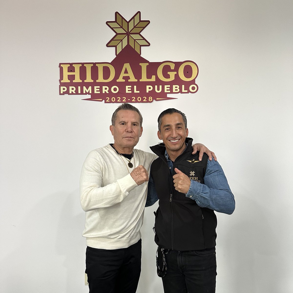 MarcoAranzabal's tweet photo. Recibí con mucho gusto a @Jcchavez115  en la @Oeeh_Hidalgo ya que este 5 de Octubre, la Plaza de Toros será sede de la función de @BoxAzteca7 🥊 sumándose a las actividades que la #FDSF2024 tiene para todos nosotros.  🙌🏻

#LateConOrgullo #OEEH https://t.co/zjHmsPU0pS