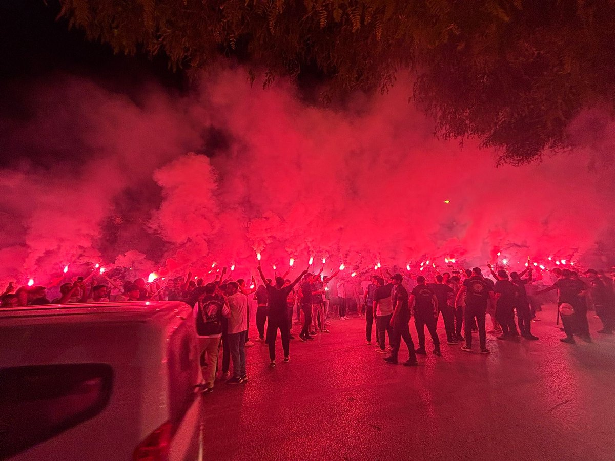 Kulak ver taraftar ne diyor bak
Aldığın borçla bırak!