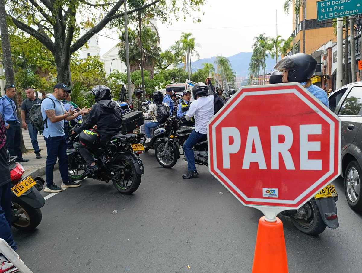 📍#Envigado | En el marco del inicio de la #SemanaRecesoEscolar, en articulación con la Secretaría de Movilidad de <a href="/AlcaldiaEnv/">Alcaldía de Envigado</a>  realizamos punto de control y pedagogía para fortalecer la conducción segura y el mantenimiento técnico preventivo.