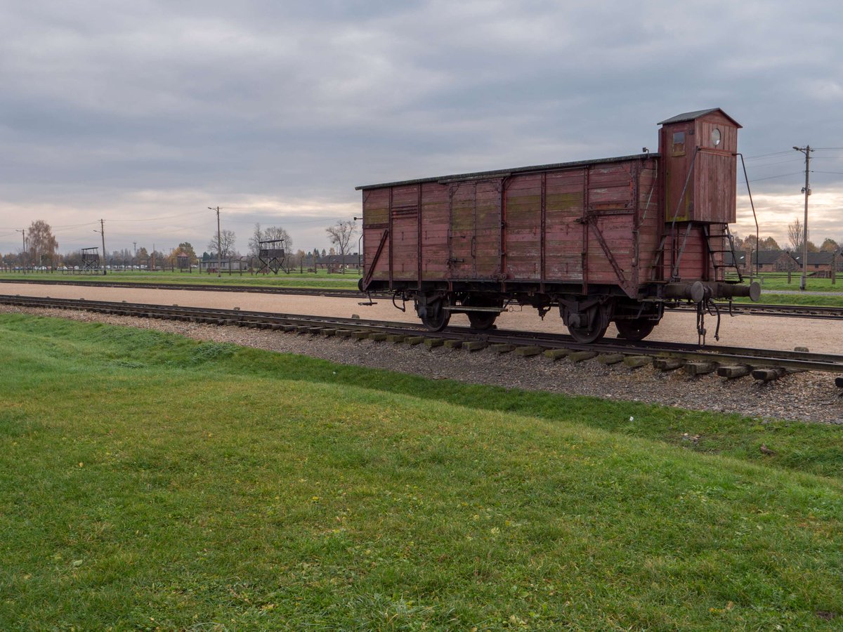 hautsdefrance's tweet photo. [#DevoirdeMémoire] 📢 Enseignants des #hautsdefrance, vous souhaitez sensibiliser vos lycéens à l'histoire de la Shoah et aux valeurs citoyennes ?

✔︎ Participez au dispositif "Travail de mémoire" pour 2024-2026 ➡ https://t.co/zQPOE9EVBH

Cc @rigaud_laurent @Shoah_Memorial https://t.co/JAHrH9qNlo