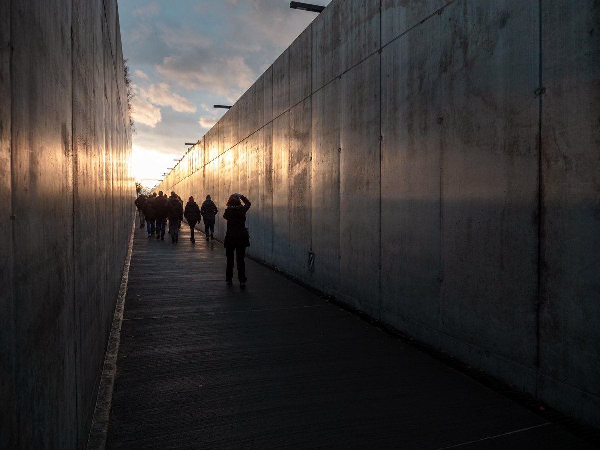 hautsdefrance's tweet photo. [#DevoirdeMémoire] 📢 Enseignants des #hautsdefrance, vous souhaitez sensibiliser vos lycéens à l'histoire de la Shoah et aux valeurs citoyennes ?

✔︎ Participez au dispositif "Travail de mémoire" pour 2024-2026 ➡ https://t.co/zQPOE9EVBH

Cc @rigaud_laurent @Shoah_Memorial https://t.co/JAHrH9qNlo
