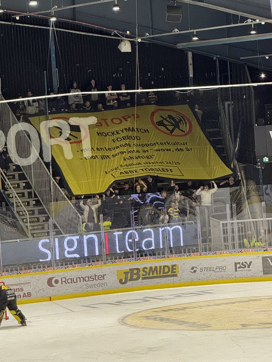 swampen94's tweet photo. Detta är en fråga som i slutet på dagen alltid kommer ena supporterkollektivet.
#TwittSSK #AvgåAbbe #MDMI
Foto: @VIKare92 https://t.co/Xl6yiHzjNS