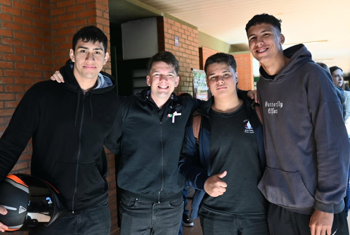lucasaromero's tweet photo. Hoy iniciamos nuestra jornada en Oberá visitando el BOP N°3 para llevar el programa  “La vice en tu escuela”. Un gran momento para compartir experiencias y fomentar el aprendizaje en los jóvenes, acompañando su crecimiento y brindando herramientas para su futuro. https://t.co/01SqjdQyml