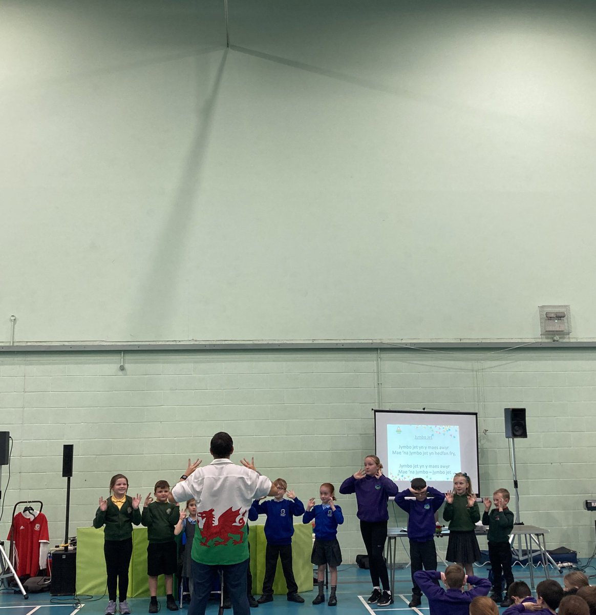 DIOLCH i BAWB a ymunodd â ni yn Jambori Morgannwg Ganol gyda Martyn Geraint ar Band wythnos yma!!

Hwyl a sbri!😆😆

#urddmg #urdd2024❤️🤍💚