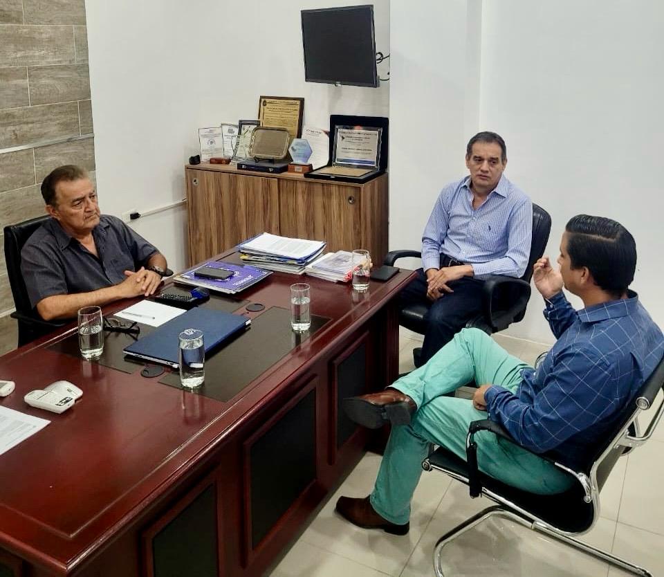#LaSCEenTerritorio | El Intendente General Técnico de la #SCE, David Segovia @alse60, se reunió con representantes de la <a href="/UTMManabi/">Universidad Técnica de Manabí</a> y de la <a href="/Camara_Const_P/">Camara de la Construccion Portoviejo</a>, con el objetivo de firmar convenios en beneficio de la ciudadanía ecuatoriana.