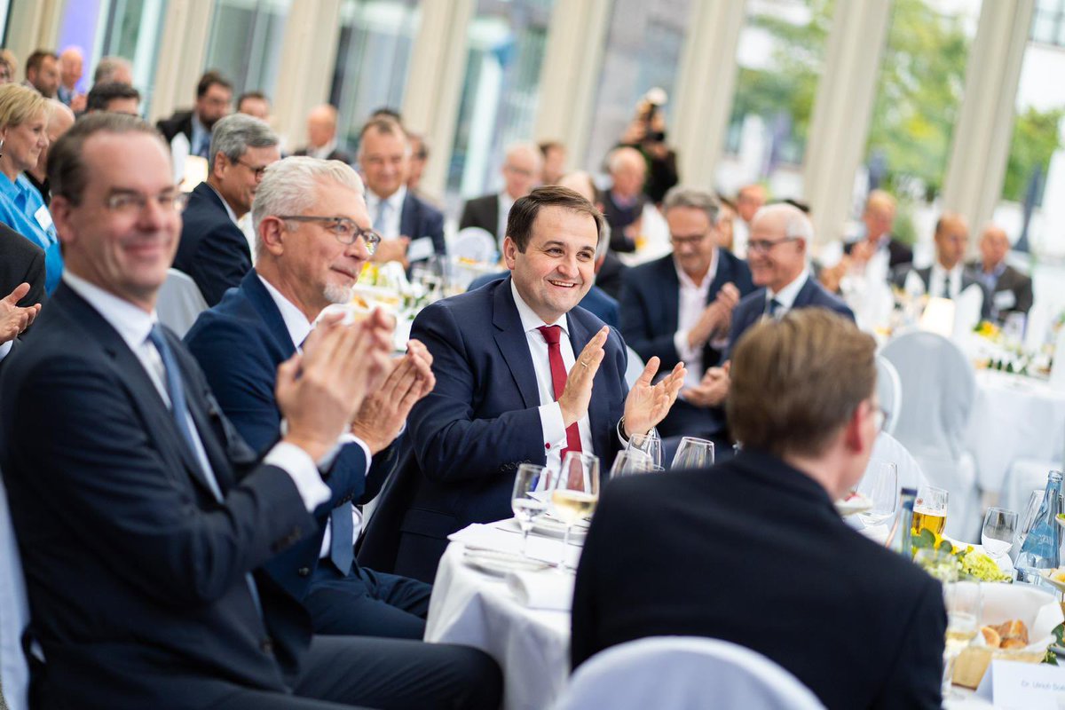 Nathanael Liminski (@n_liminski) on Twitter photo Was für eine visionäre Kraft müssen die Gründer der <a href="/UECC_chambers/">UECC Union Européenne des Chambres de Commerce</a> damals gehabt haben, angesichts der großflächigen Zerstörung Europas 1949 das verbindende Potential des Rheins zu erkennen - und zu heben. Ein echter Grund zum Feiern. Und ein echtes Vorbild für uns heute. Was für eine visionäre Kraft müssen die Gründer der <a href="/UECC_chambers/">UECC Union Européenne des Chambres de Commerce</a> damals gehabt haben, angesichts der großflächigen Zerstörung Europas 1949 das verbindende Potential des Rheins zu erkennen - und zu heben. Ein echter Grund zum Feiern. Und ein echtes Vorbild für uns heute.