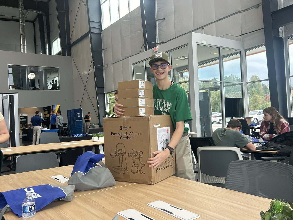 KCHS Robotichauns tweet media