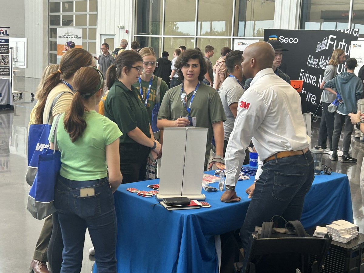 KCHS Robotichauns tweet media