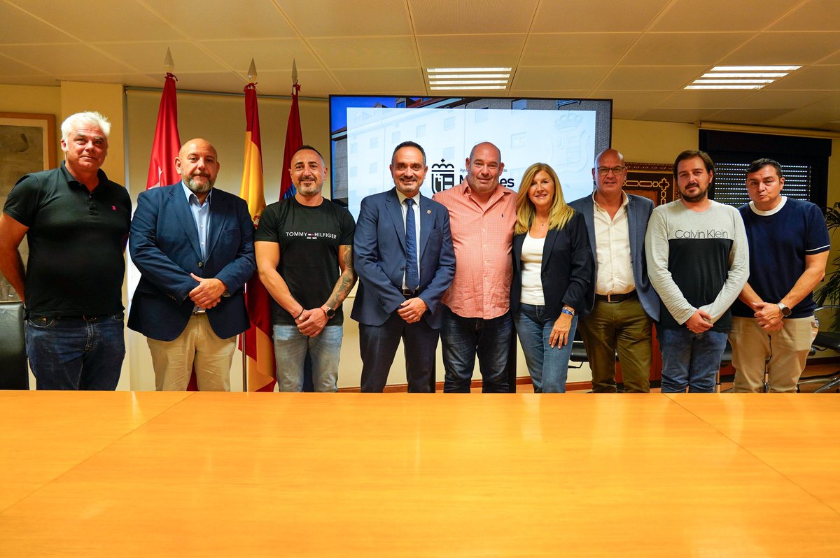 Manuel Bautista (@mbautista_pp) on Twitter photo Seguimos estrechando lazos con la <a href="/fpmdemostoles/">Federación de Peñas</a> y prueba de ello es la firma del convenio que ha tenido lugar esta tarde.
Las peñas de nuestra ciudad son la verdadera esencia de la Villa de Móstoles. Seguimos estrechando lazos con la <a href="/fpmdemostoles/">Federación de Peñas</a> y prueba de ello es la firma del convenio que ha tenido lugar esta tarde.
Las peñas de nuestra ciudad son la verdadera esencia de la Villa de Móstoles.