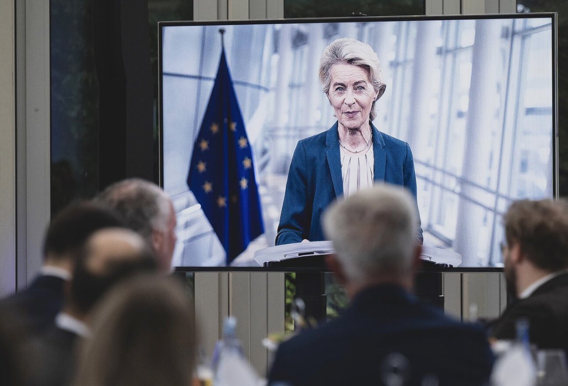 HamannOcke's tweet photo. Hass und Ausgrenzung überwinden, zusammen neue Verbindungen schaffen und Handel über offene Grenzen betreiben - Für diese Idee Europas🇪🇺 steht die @UECC_chambers seit 75 Jahren👏 - Happy Birthday 🎂
#LogisticsAgenda2035 
@vonderleyen @EU_Commission https://t.co/RAbkLVNYKW