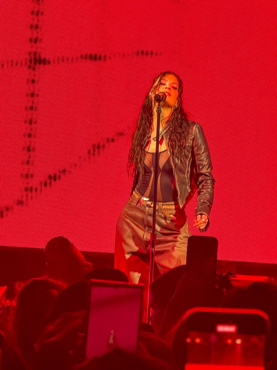 Thread of photos I took of <a href="/findingfletcher/">FLETCHER</a> at her show last night in Dallas 🫶🏻
<a href="/FletcherDailyHQ/">Fletcher Daily HQ</a> @fletcherontour