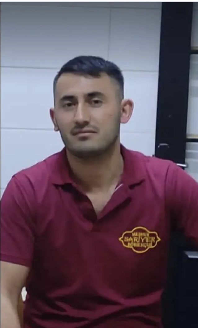 ÖMER DENİZ 25 Eylül’de
Ağrı’nın Doğubayazıt ilçesinde çobanlık yaparken, askeri noktaya 200 metre uzaklıkta silahla öldürülmüş halde bulundu.
Katliamın ilk gününden itibaren Avukatları ve bizler takipçisi olduk. Ancak hemen gizlilik kararı alan savcılık 9 gün geçmesine rağmen