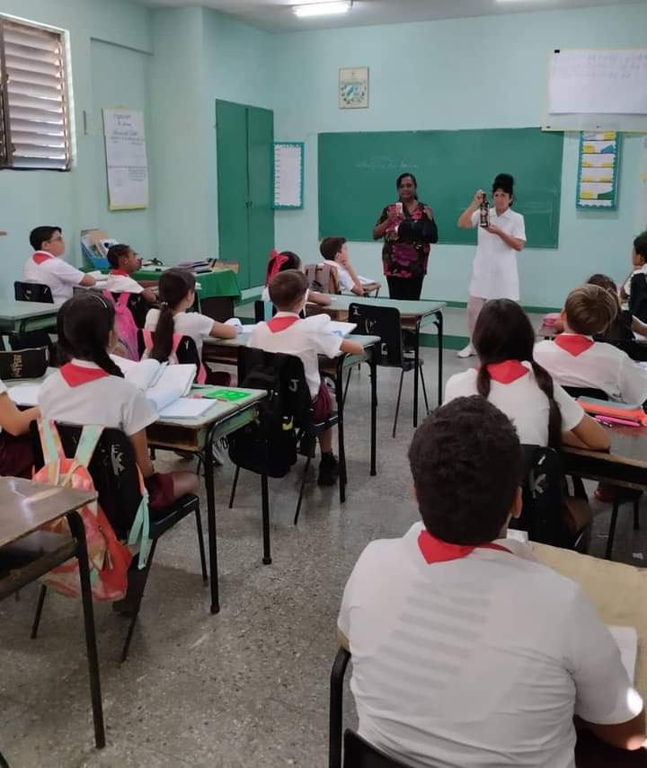 Se realiza charla educativa en la escuela primaria "Manuel Ascunce Domenech", por parte de la asesora de salud escolar y la enfermera Maricela Valdés Rodríguez sobre los daños que ocasionan las drogas a la salud. Bajo el eslogan: "Mejor no empezar" #NoALasDrogas