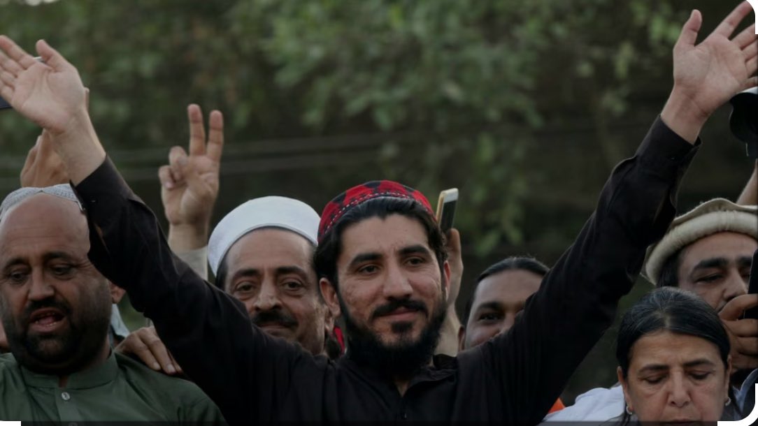 PashtunNJirga's tweet photo. مشر منظور پښتین: 
چې څومره هم پښتون افغان مسافر دي، ستاسو د احساساتو نا قربان شم.چې په پرادي وطن کې د دومره لرې ځای نا هم په یو نا یو شکل کې د خپل قامي تحریک سره ولاړ يې.
انشاءالله د تحریک کامیابي به د مسافرې ژوند د کلي په یو خوشال او اباد ژوند بدلوي.
ټول پښتون افغان مسافر زمونږ سلامونه قبول کړئ او داغسې د خپل تحریک سره ملګري قایمه وساتئ.

#يوولسم_اکتوبر_پښتون_قامي_عدالت #PashtunNationalCourt11October
#PashtunNationalJirga11Oct